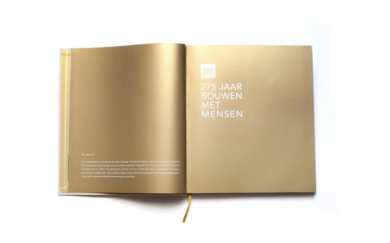 Uniek bedrijfsboek op maat voor familiebedrijf Groep Van Roey. Ontworpen door creatieve studio 'Studio Kemmers'