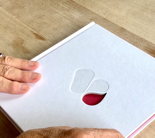 Uniek Bedrijfsboek op maat voor familiebedrijf VEOS. Creatief werk door Studio Kemmers.